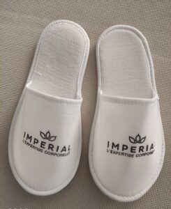 Tabanı 3 mm kabuk eva üzerine 2mm sünger takviyeli polyester havlu kumaş lamine edilmiştir. Kapak kısmında 2mm sünger takviyeli polyester havlu kumaş kullanılarak imal edilmiştir.
